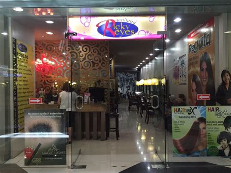 RICKY REYES HAIR SALON .
